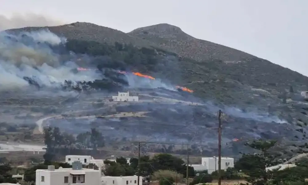 Πάρος: Έχει ξεσπάσει φωτιά κοντά σε σπίτια - Μήνυμα από το 112